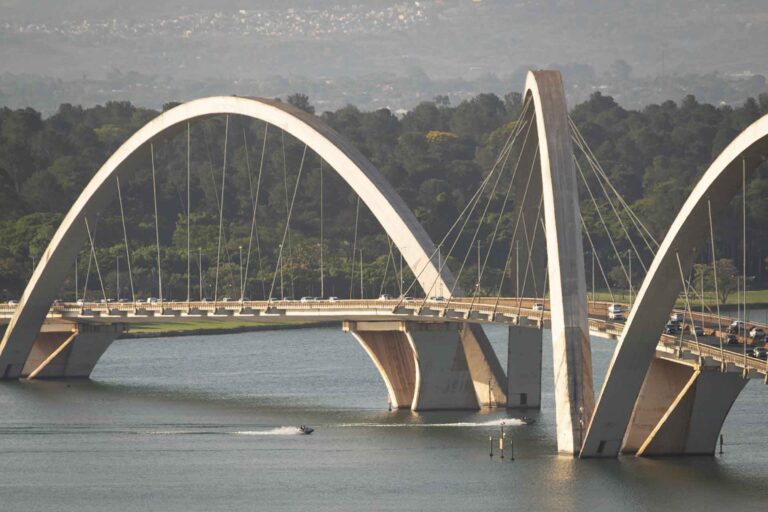 Ponte JK vista sobre o Lago Paranoá durante o dia