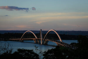 Vista da Ponte JK sobre o Lago Paranoá no início da noite
