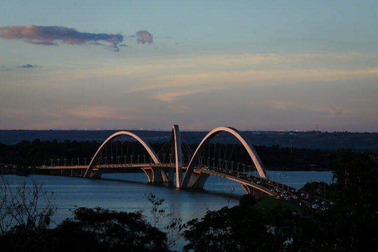 Vista da Ponte JK sobre o Lago Paranoá no início da noite