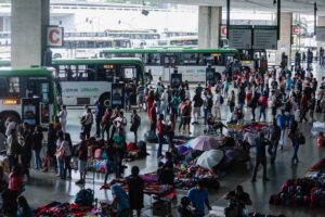 Passageiros aguardam ônibus nas plataformas da Rodoviária do Plano Piloto