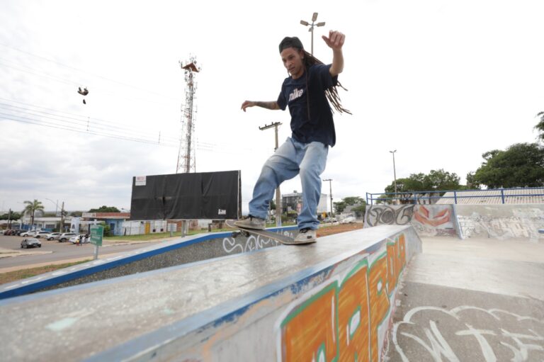 Skatista realiza manobra na pista reformada do Paranoá