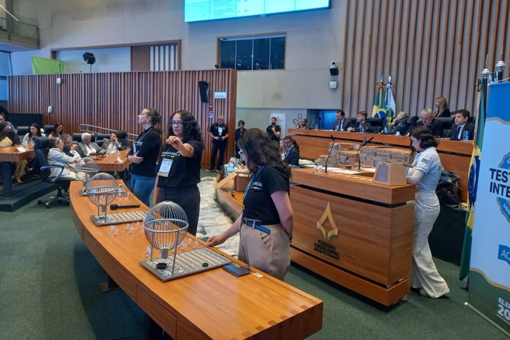 Servidoras realizam sorteio de urnas eletrônicas no plenário da CLDF