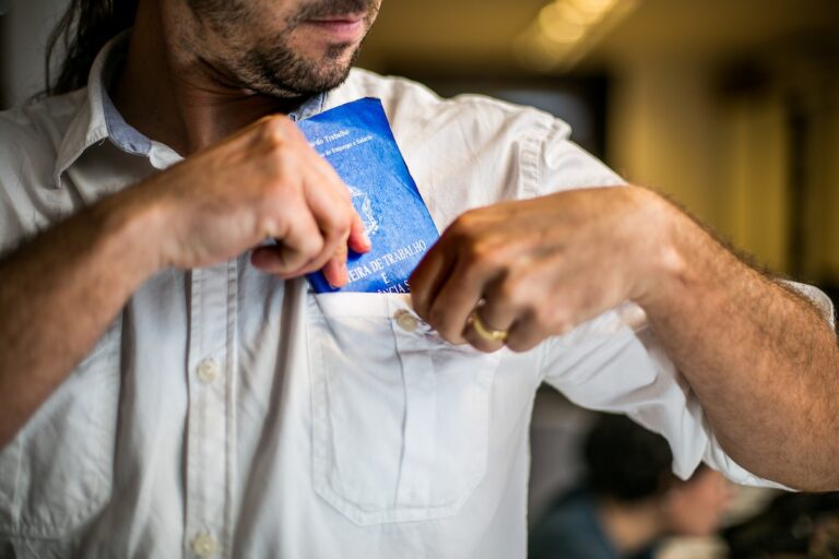 Trabalhador guarda a Carteira de Trabalho no bolso da camisa