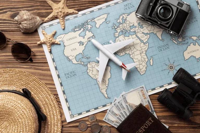 Mapa, avião em miniatura, passaporte e câmera representam atividades do setor de turismo